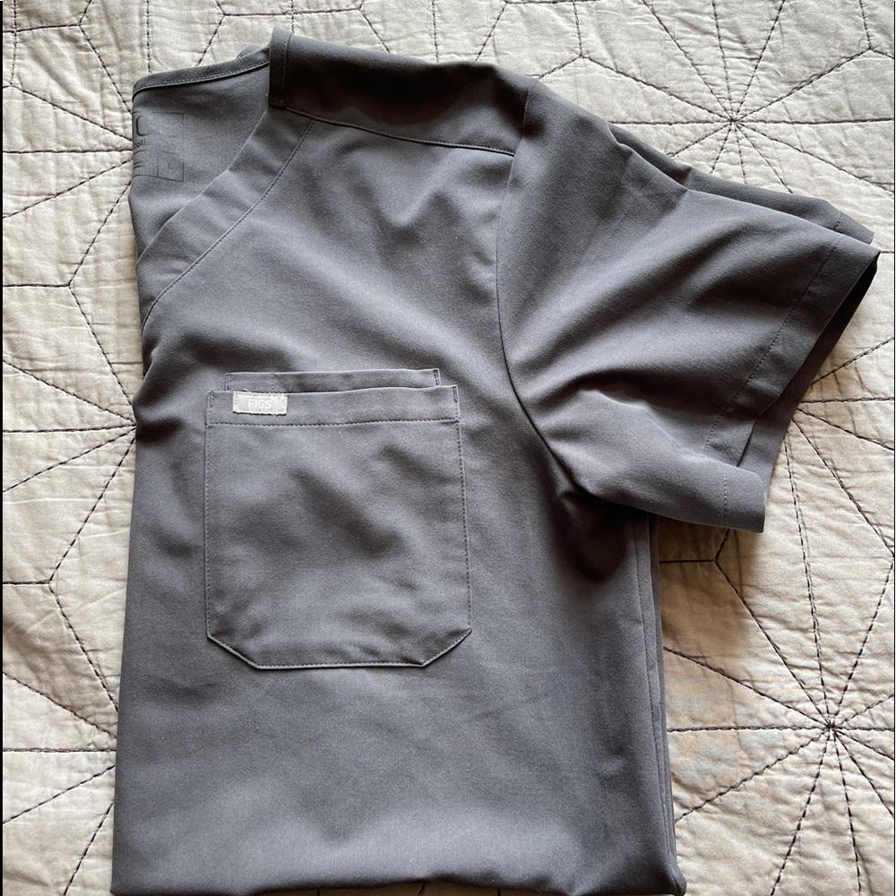 Large men’s 2 pocket scrub top